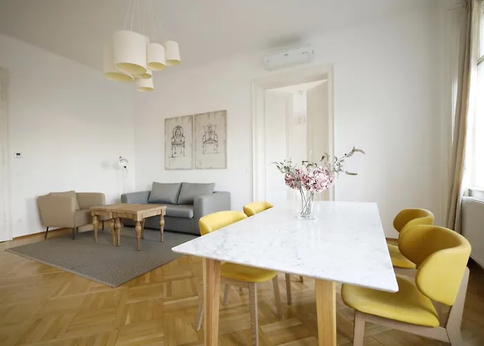 Heymi Opernring Apartment *